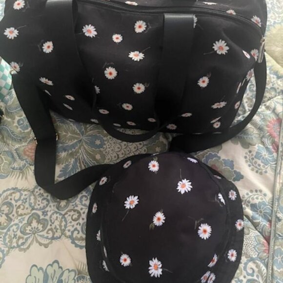Alice & Olivia Duffle Bag and Bucket Hat EUC - Picture 4 of 5